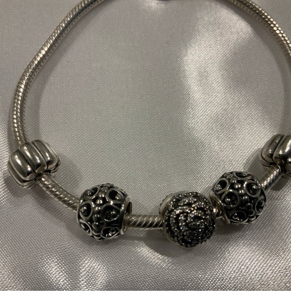 Pandora bracelet with 5 charms - Picture 2 of 5